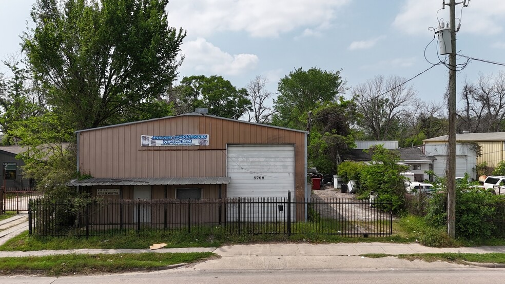 8709 Irvington Blvd, Houston, TX for sale - Building Photo - Image 2 of 34