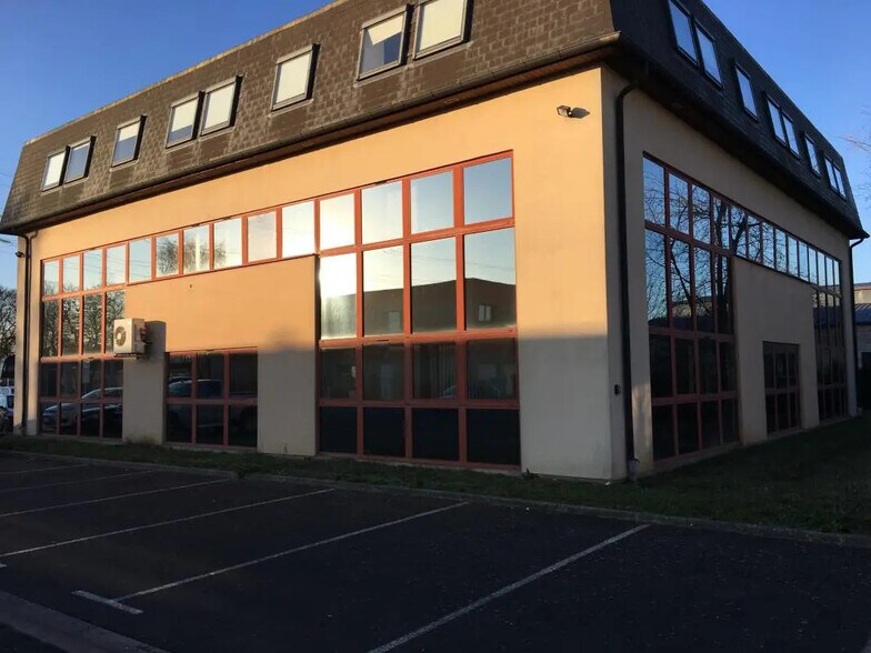 Office in Évreux for lease - Building Photo - Image 1 of 4