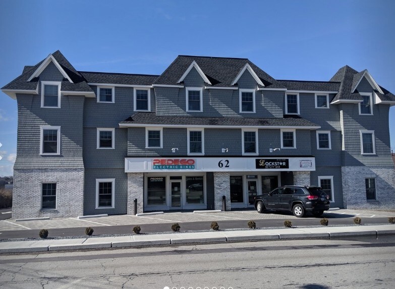 62 Wave Ave, Middletown, RI for sale - Primary Photo - Image 1 of 1