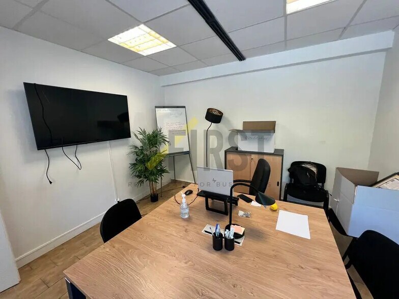 Office in Saint-Laurent-Du-Var for lease - Building Photo - Image 3 of 9