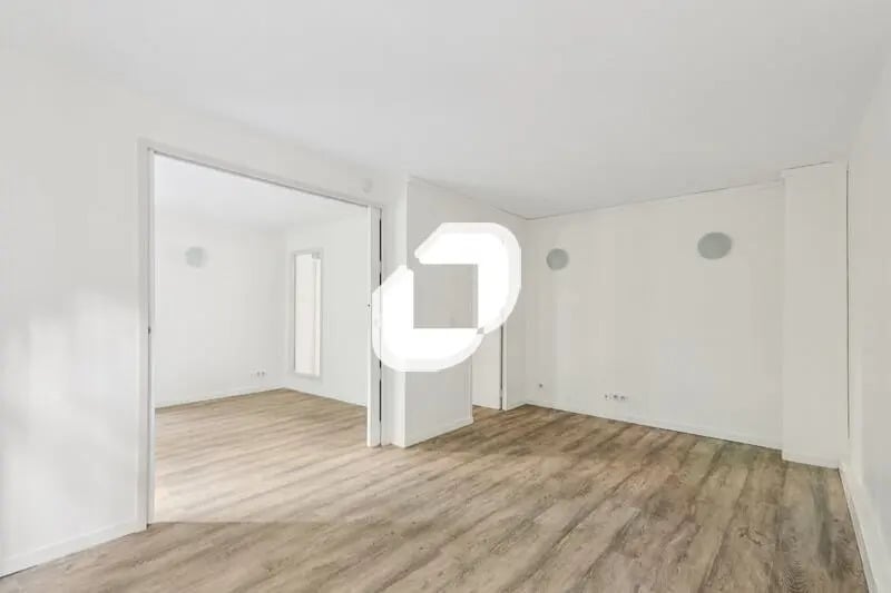 Office in Versailles for lease Interior Photo- Image 1 of 15