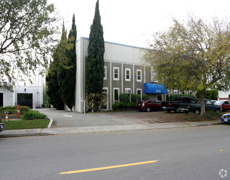 2195 Leghorn St, Mountain View, CA for lease - Building Photo - Image 2 of 4