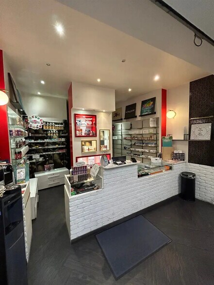 Retail in Paris for lease - Interior Photo - Image 1 of 2