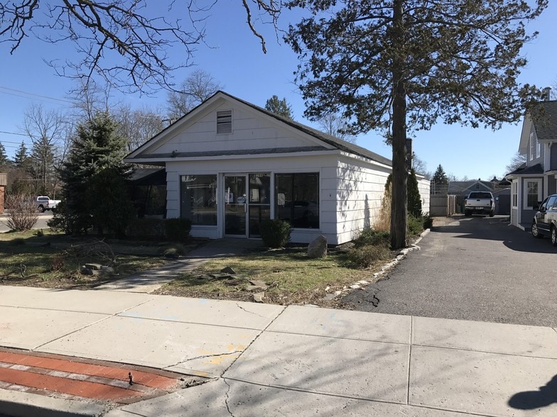 266 Main St, Center Moriches, NY for sale - Building Photo - Image 1 of 1