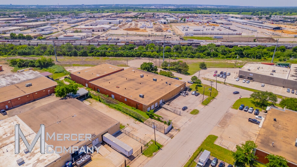 8330 Directors Row, Dallas, TX for lease - Building Photo - Image 1 of 6