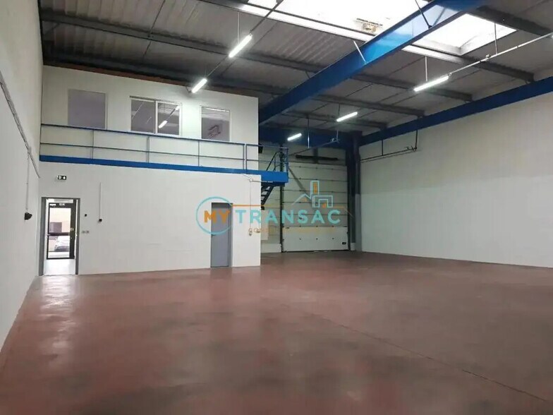 Industrial in Noisiel for lease - Building Photo - Image 3 of 11