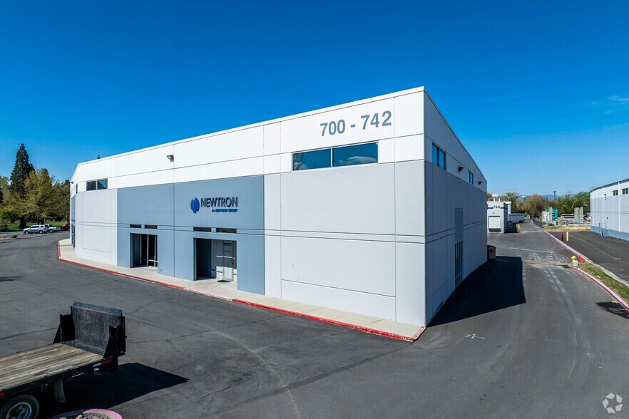 700-742 Spice Islands Dr, Sparks, NV for lease - Primary Photo - Image 1 of 6