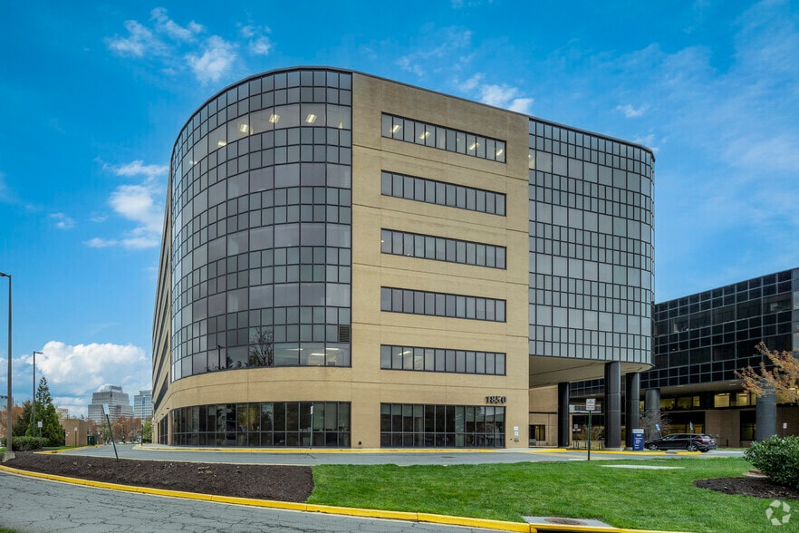 1850 Town Center Dr, Reston, VA for lease - Building Photo - Image 1 of 48