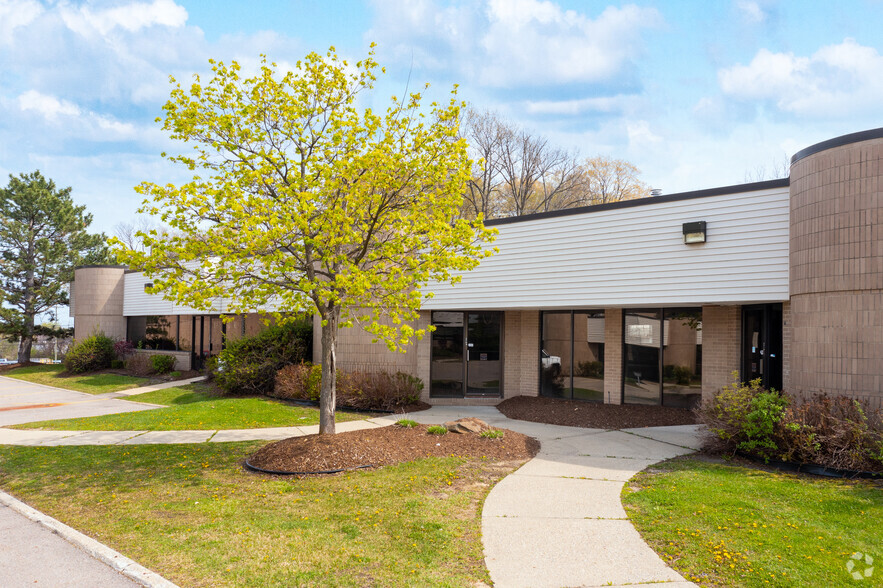 37685-37695 Interchange Drive, Farmington Hills, MI for lease - Building Photo - Image 3 of 12