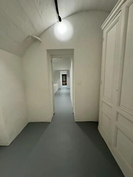Office in Bordeaux for lease - Interior Photo - Image 2 of 4