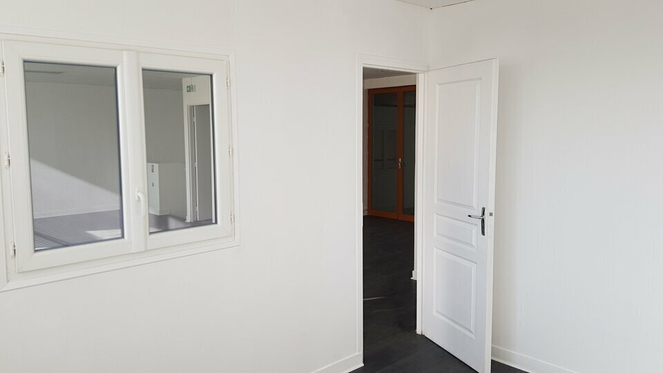 12 Rue Des Cerisiers, Lisses for lease - Interior Photo - Image 2 of 6