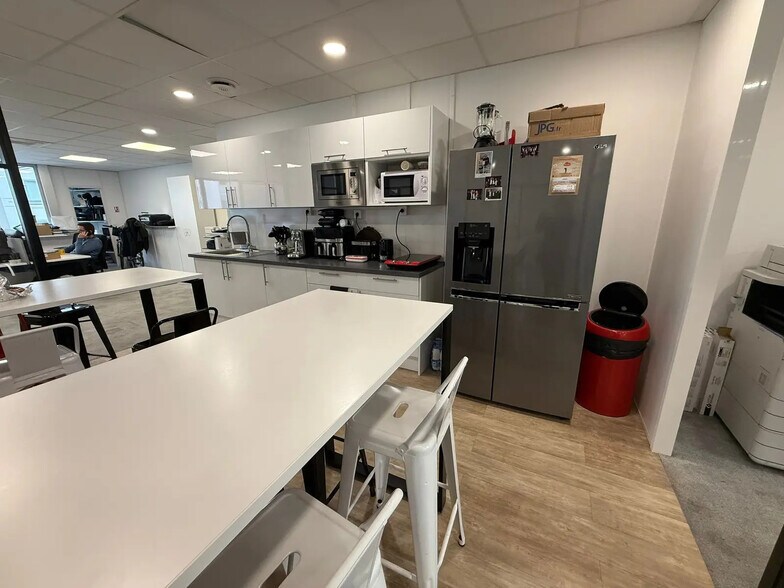 Office in Levallois-Perret for sale - Interior Photo - Image 2 of 8
