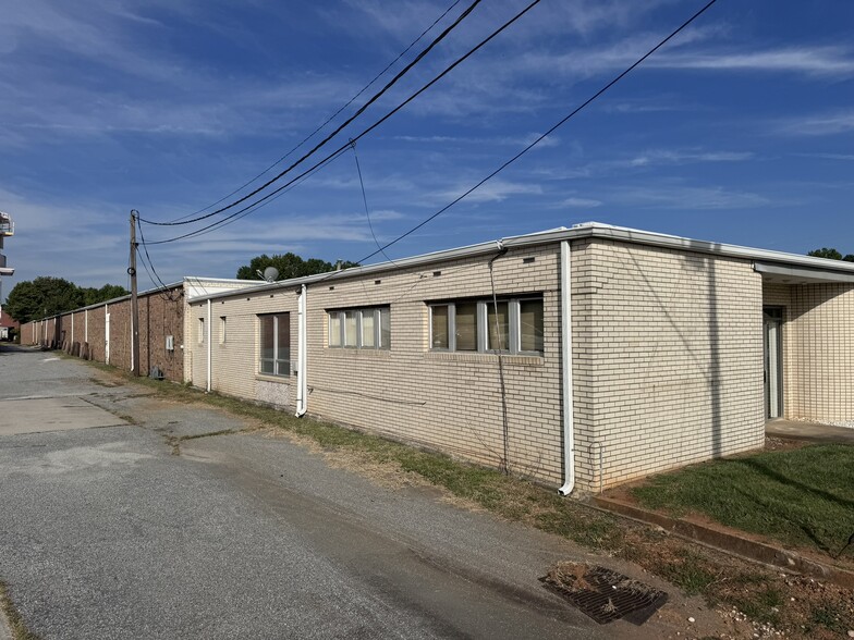 1948 W Green Dr, High Point, NC for lease - Building Photo - Image 3 of 13