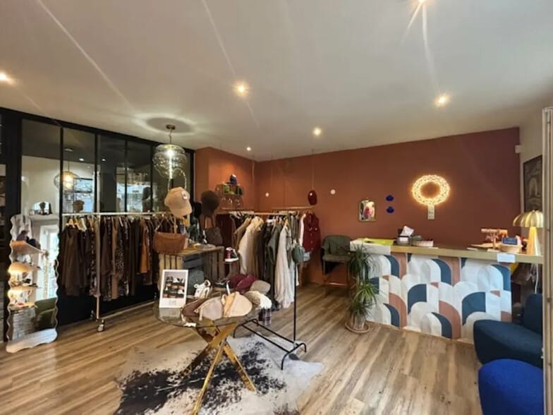 Retail in Saint-Cannat for lease - Interior Photo - Image 2 of 5