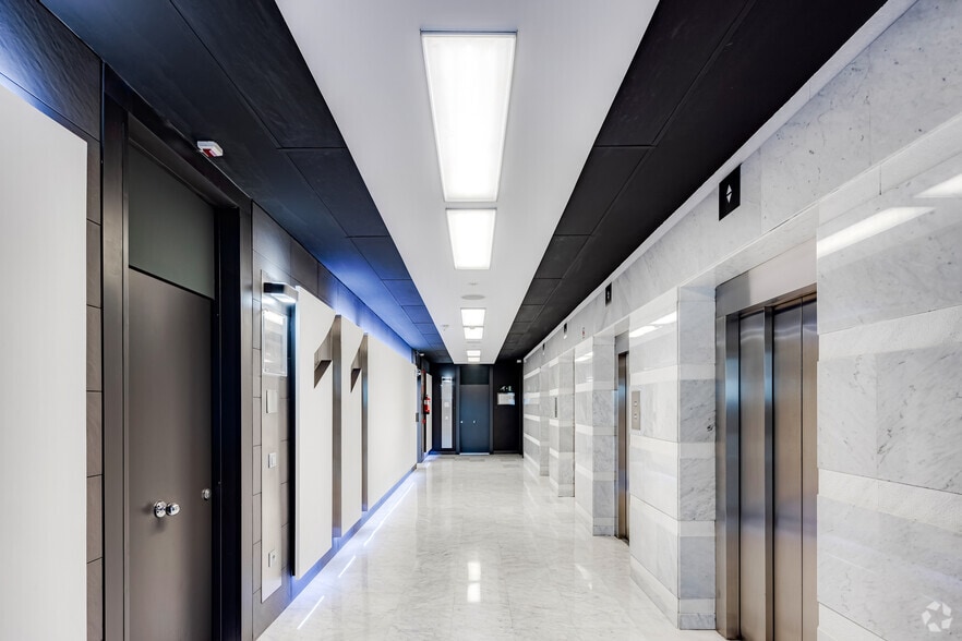 Calle Acanto, 22, Madrid, Madrid for lease - Building Photo - Image 2 of 20