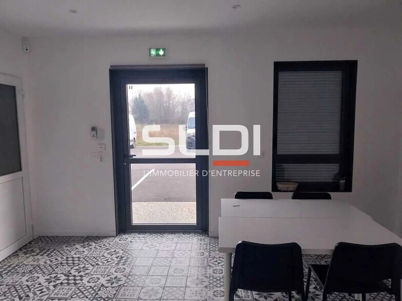 Flex in Villefontaine for lease - Interior Photo - Image 3 of 10