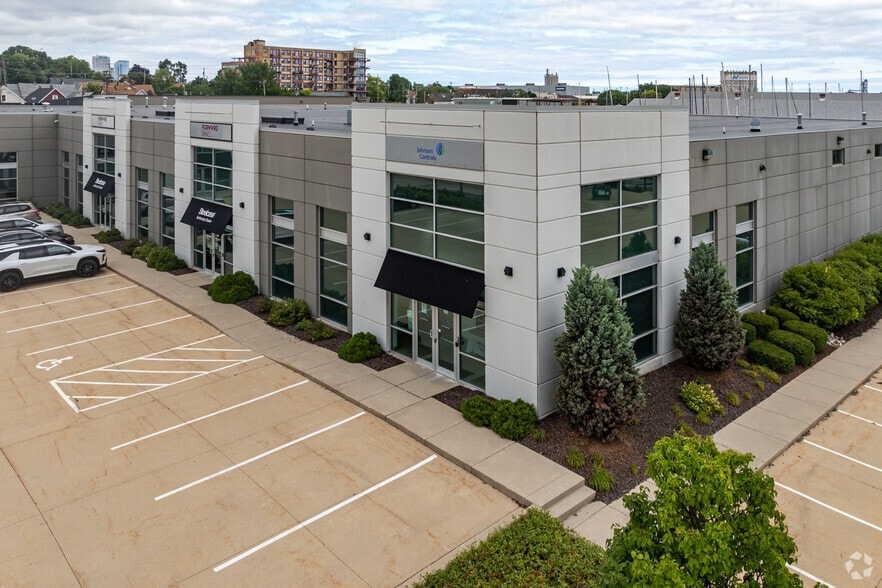 1966 S 4th St, Milwaukee, WI for sale - Primary Photo - Image 1 of 5