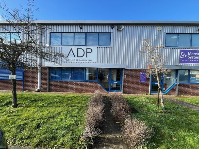 Martinfield, Welwyn Garden City for lease - Building Photo - Image 1 of 18