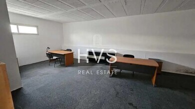 Flex in Venelles for lease Interior Photo- Image 2 of 6