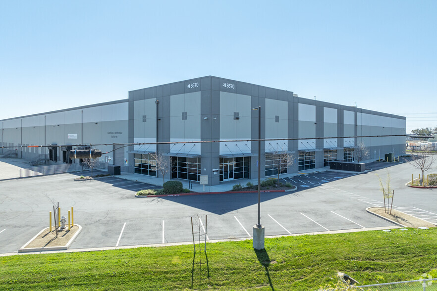 8670 Fruitridge Rd, Sacramento, CA for lease - Primary Photo - Image 1 of 9