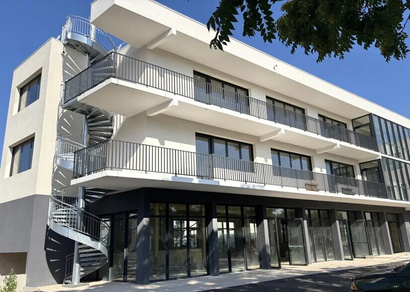 Retail in Aubagne for lease - Building Photo - Image 1 of 5