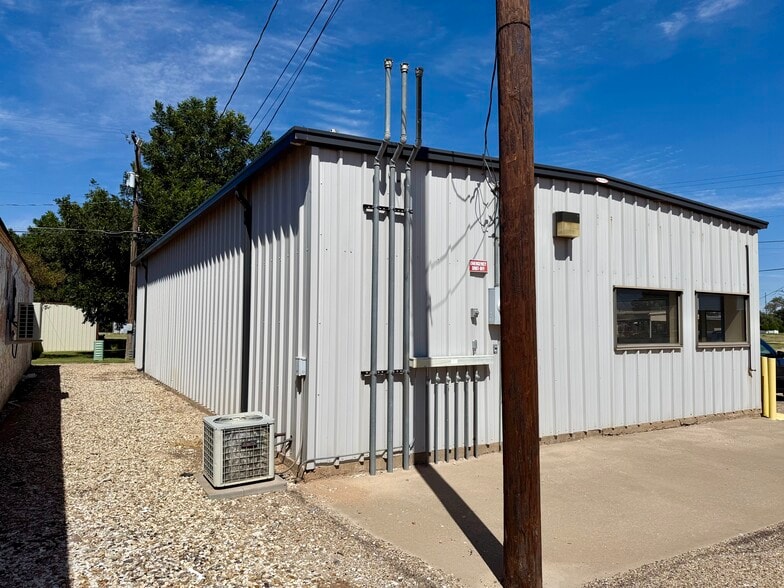 305 N 9th St, Slaton, TX for sale - Building Photo - Image 3 of 10
