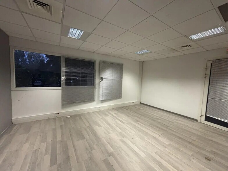 Office in Gémenos for sale - Interior Photo - Image 3 of 7