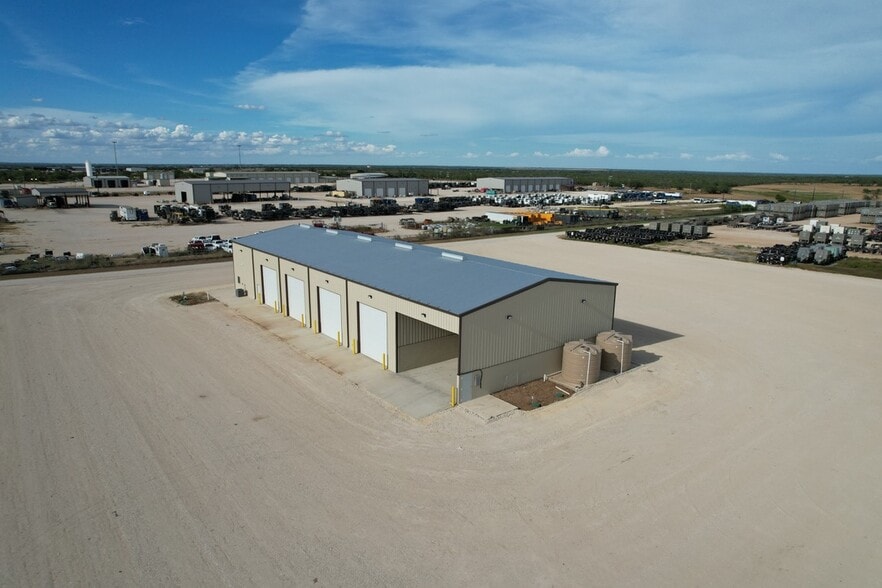 772 County Road 429, Pleasanton, TX for lease - Building Photo - Image 1 of 17