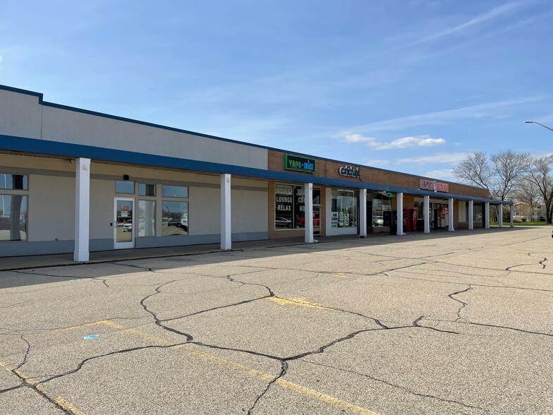 1820 Center Ave, Janesville, WI for lease - Primary Photo - Image 1 of 3