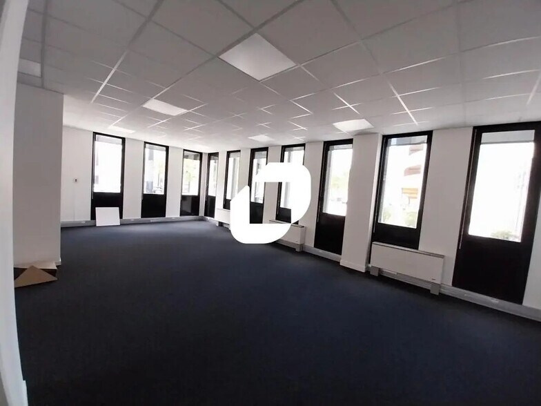 Office in Grenoble for lease - Interior Photo - Image 3 of 8