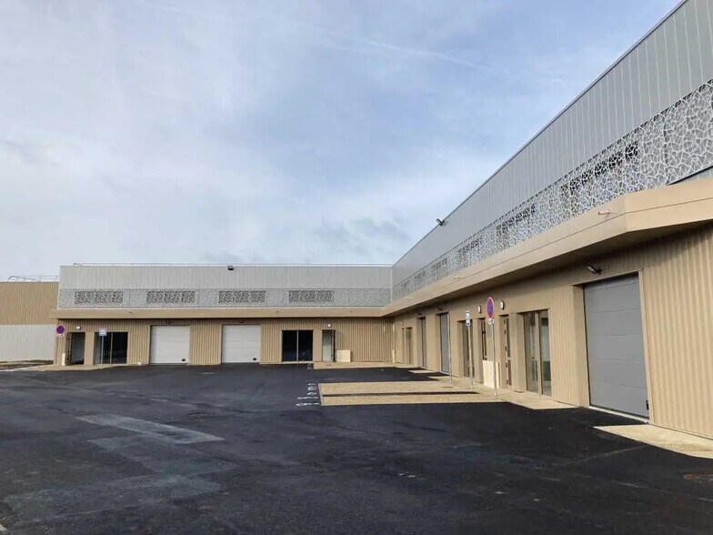 8 Rue Panhard Et Levassor, Marolles-en-Hurepoix for sale - Building Photo - Image 2 of 11