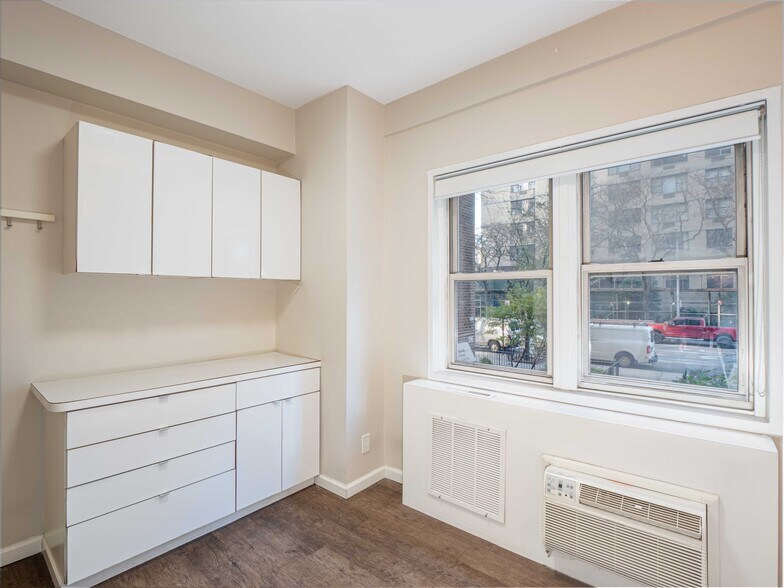 30 W 60th St, New York, NY for lease - Interior Photo - Image 2 of 7