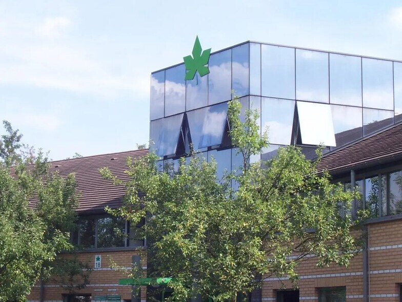 Rue Albert Einstein, Champs-sur-Marne for lease - Building Photo - Image 1 of 7