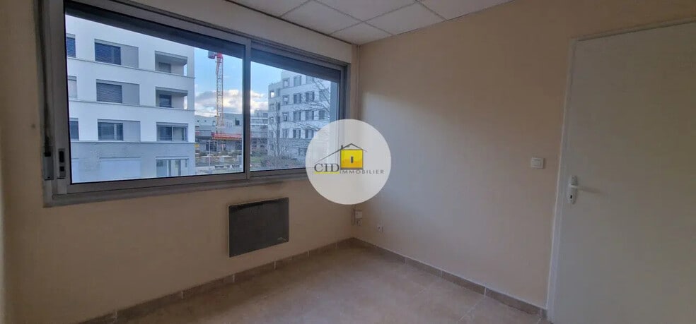 Retail in Saint-Priest for lease - Interior Photo - Image 3 of 8