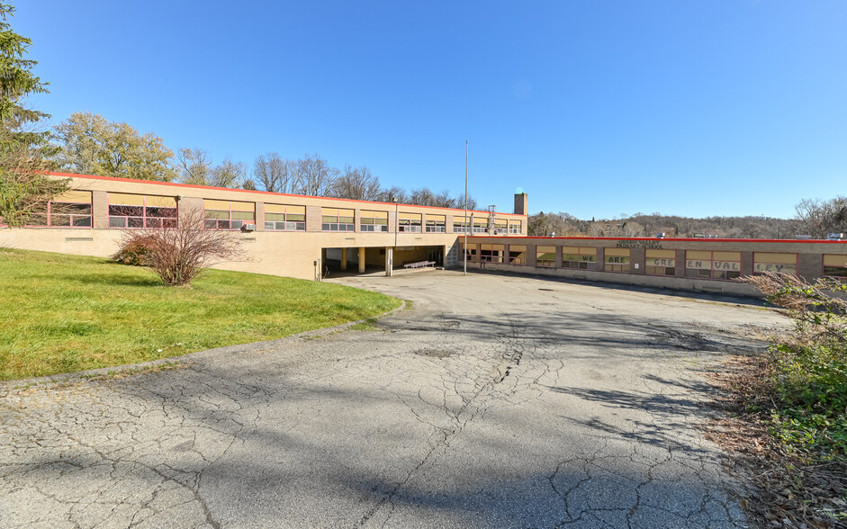 3290 Crestview Dr, North Versailles, PA for sale - Primary Photo - Image 1 of 1