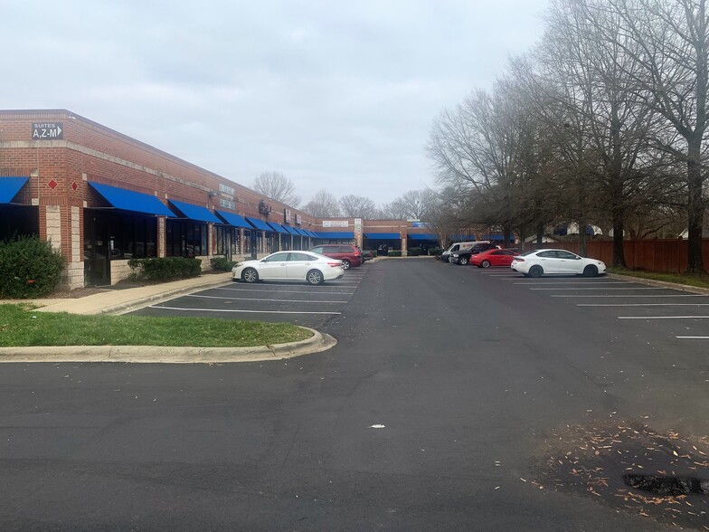 7701 Sharon Lakes Rd, Charlotte, NC for lease - Building Photo - Image 1 of 2