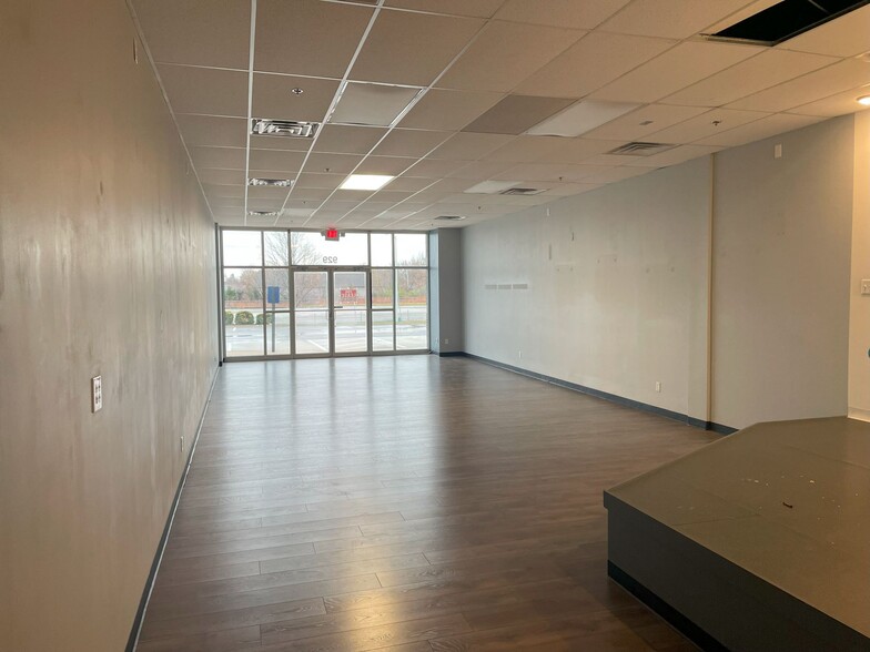 925-949 Lincoln Ln, Gardner, KS for lease - Interior Photo - Image 3 of 6