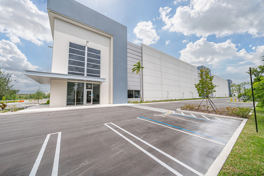 6550 NW 97th Ave, Doral, FL for lease - Building Photo - Image 3 of 24