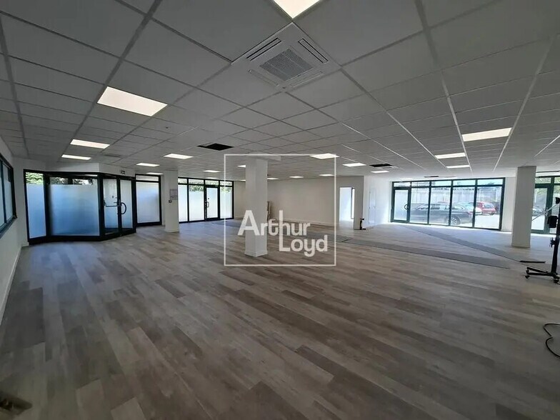 Office in Melun for lease - Interior Photo - Image 2 of 21