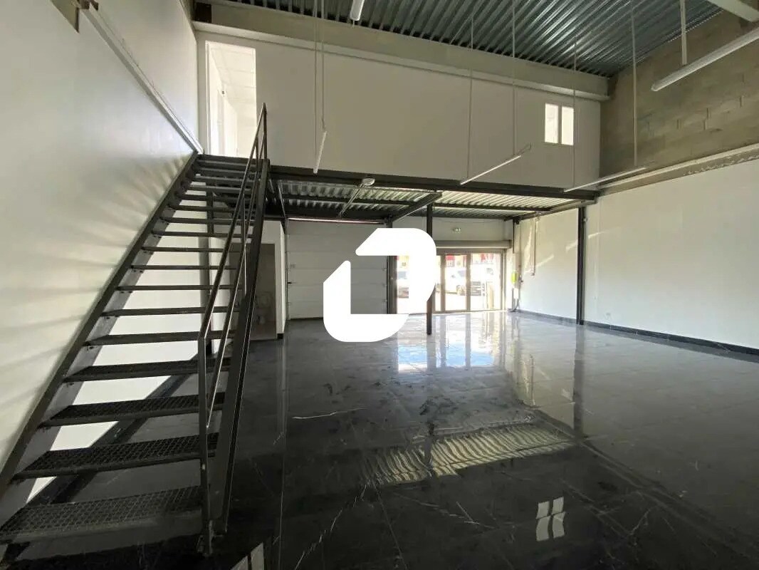 Office in Villeneuve-la-Garenne for lease Building Photo- Image 1 of 13