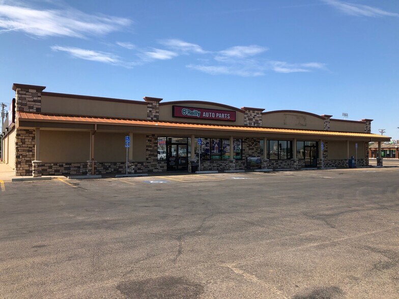 704-712 Maple Ave, Dalhart, TX for lease - Building Photo - Image 1 of 8