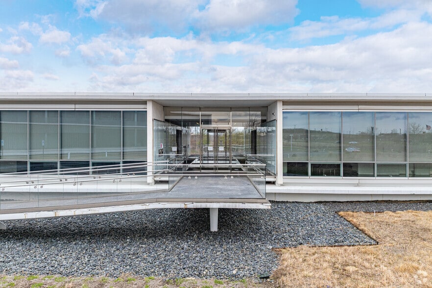 2600 Forbs Ave, Hoffman Estates, IL for sale - Building Photo - Image 3 of 6