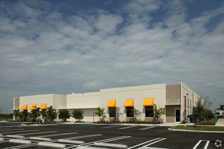 11250 NW 20th St, Miami, FL for lease - Building Photo - Image 2 of 4