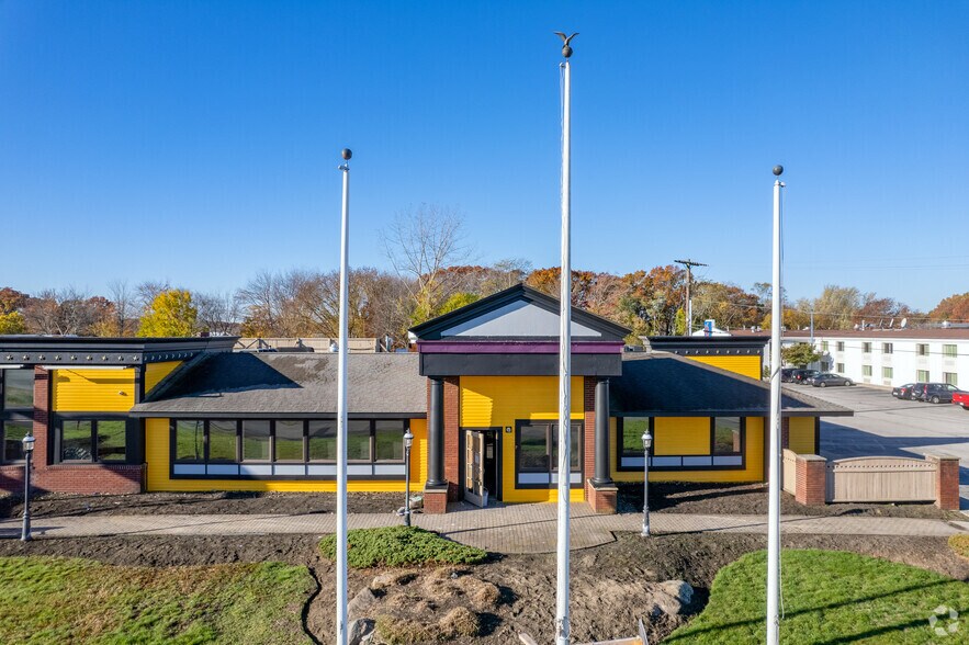 821 Fall River Ave, Seekonk, MA for sale - Building Photo - Image 2 of 10