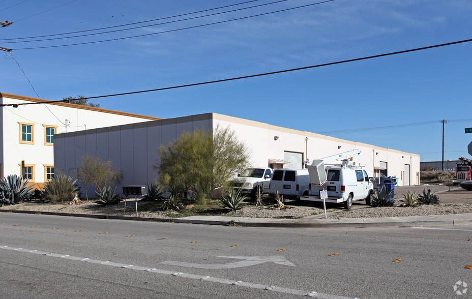 336 Dawson Dr, Camarillo, CA for lease - Primary Photo - Image 1 of 14
