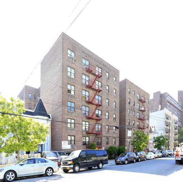 2050 Valentine Ave, Bronx, NY for lease - Primary Photo - Image 1 of 4