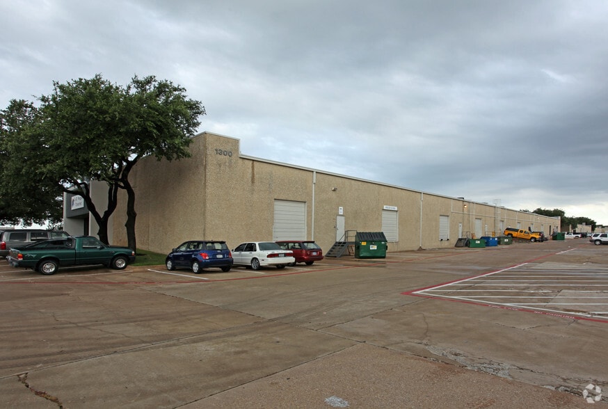 1300 N Interstate 35E, Carrollton, TX for lease - Building Photo - Image 2 of 5