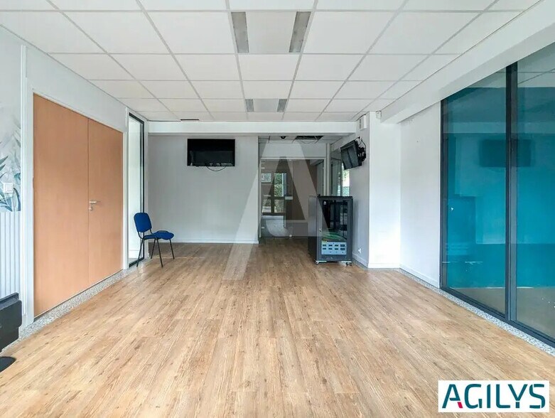 Office in Massy for sale - Interior Photo - Image 2 of 13