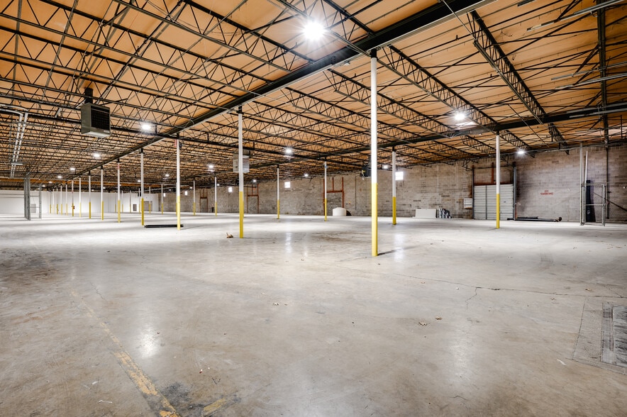 1208 Viceroy Dr, Dallas, TX for lease - Interior Photo - Image 3 of 5