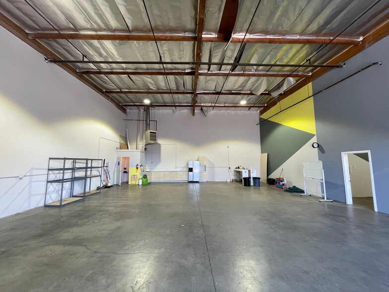 13020-13030 Bradley St, Sylmar, CA for lease - Building Photo - Image 3 of 17